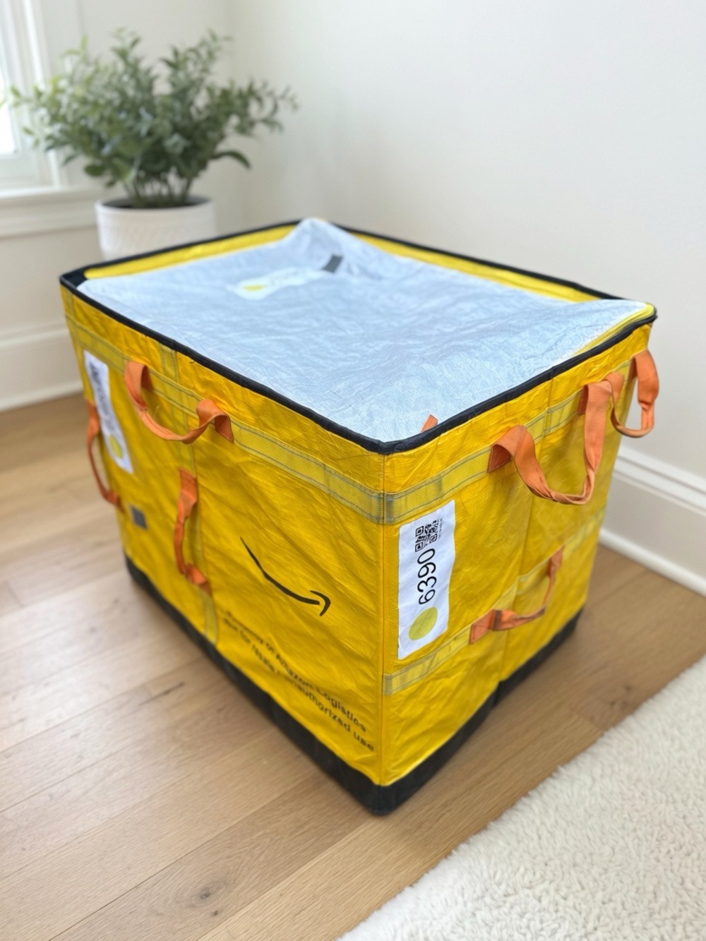 XL Amazon Courier Delivery Tote Bag 28x23x20 Collapsible (Cosmetic Wear)